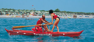 catamarán de remos de salvamento