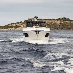 barco cabinado fueraborda