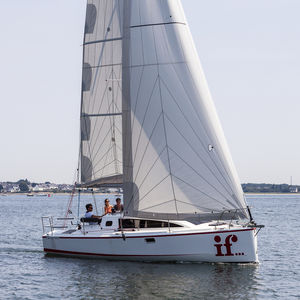monocasco / de regata y crucero / con popa abierta / con 2 camarotes