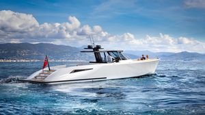 yate a motor de crucero