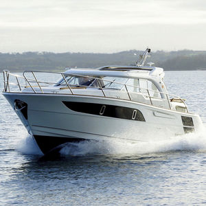 barco cabinado intraborda / bimotor / casco de planeo / con hard-top