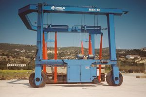 travel lift con dirección en todas las ruedas 1