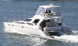 barco cabinado catamarán