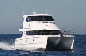 barco cabinado catamarán