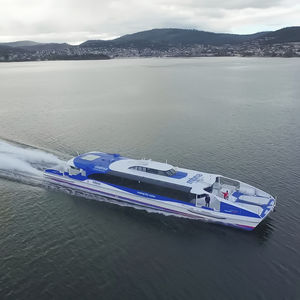 ferri de pasajeros catamarán