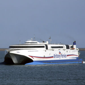 car-ferry catamarán