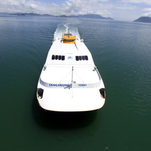 ferri de pasajeros catamarán