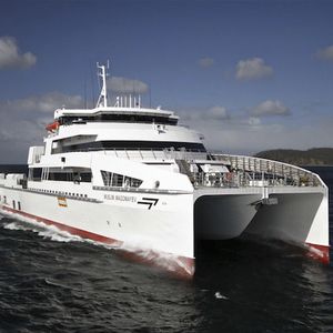 car-ferry catamarán