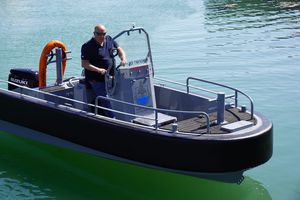 barco profesional embarcación de servicio portuario