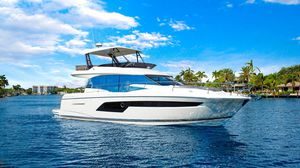 yate a motor de crucero 1