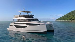 yate a motor catamarán