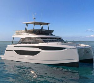 yate a motor catamarán