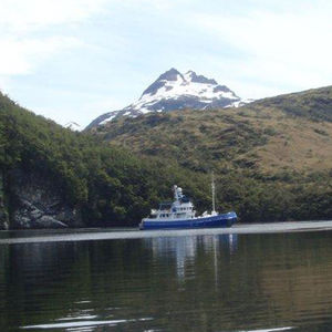 yate a motor para expedición / con caseta de timón / de acero