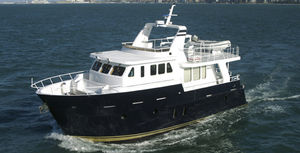 yate a motor de crucero 1