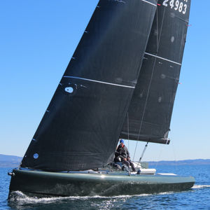 velero de regata y crucero