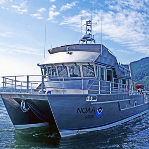 barco profesional embarcación de apoyo al buceo