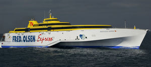 car-ferry trimarán