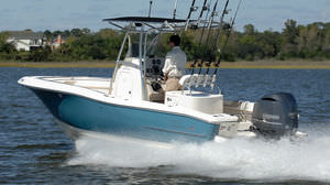 bay boat fueraborda / con consola central / de pesca deportiva / 10 personas máx.