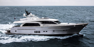 yate a motor de crucero