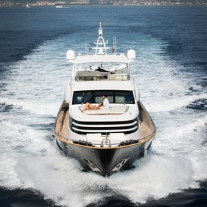 yate a motor de crucero 1