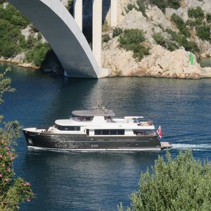 yate a motor de crucero 1