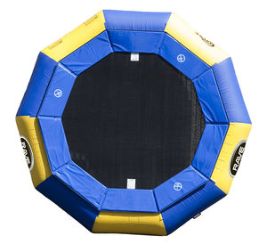 juego acuático trampolín
