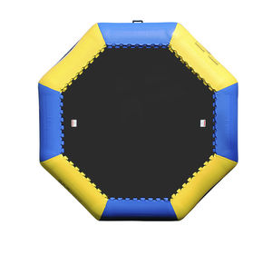 juego acuático trampolín