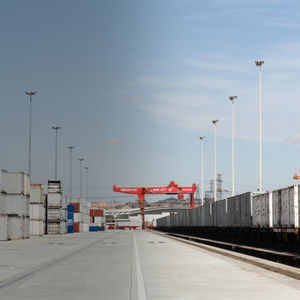 grúa apiladora de contenedores sobre carril