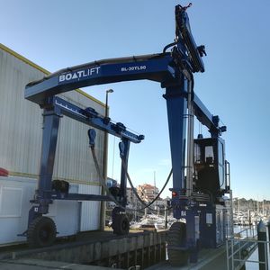 travel lift con dirección en todas las ruedas / controlado a distancia / para cargas pesadas / con tracción en las cuatro ruedas