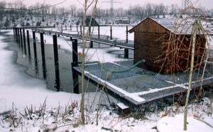 sistema de burbujas de aire para prevenir la formación de hielo en puertos y puertos deportivos