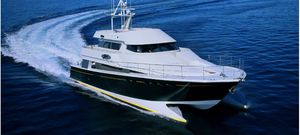 yate a motor catamarán 1