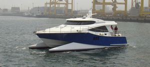 yate a motor catamarán