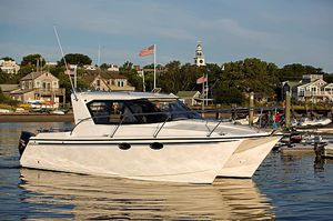 cabin-cruiser catamarán