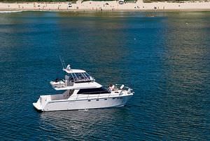 barco cabinado catamarán