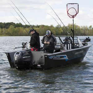 bay boat fueraborda / con doble consola / de pesca deportiva