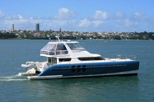 yate a motor catamarán a motor