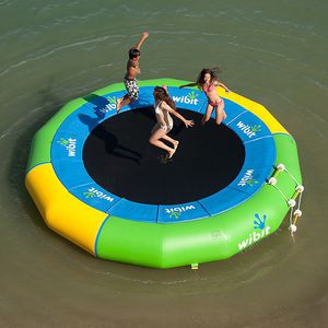 juego acuático trampolín