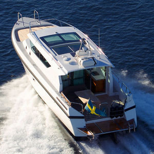 barco cabinado intraborda / bimotor / con hard-top / con 3 camarotes