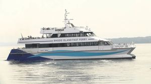 ferri de pasajeros catamarán