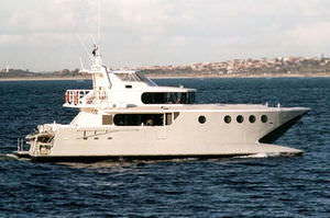 yate a motor catamarán