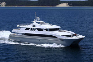 yate a motor catamarán