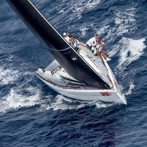 velero de regata y crucero