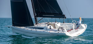 velero de regata y crucero