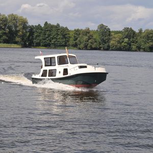 barco cabinado fueraborda