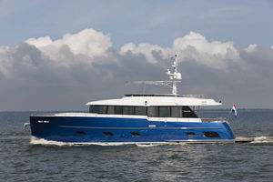 yate a motor de crucero / con fly / de desplazamiento / con 4 camarotes
