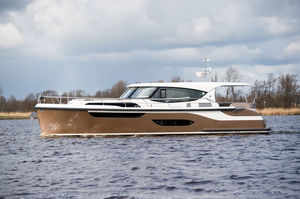 barco cabinado intraborda / con hard-top / con 3 camarotes