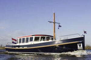 yate a motor de crucero / con hard-top / de desplazamiento / con 2 camarotes