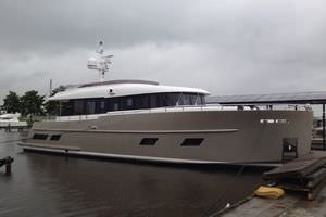 yate a motor de crucero / con fly / de desplazamiento / con 3 camarotes