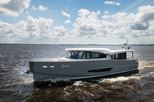 yate a motor de crucero / con hard-top / de desplazamiento / con 2 camarotes