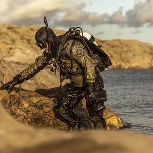 traje seco de buceo